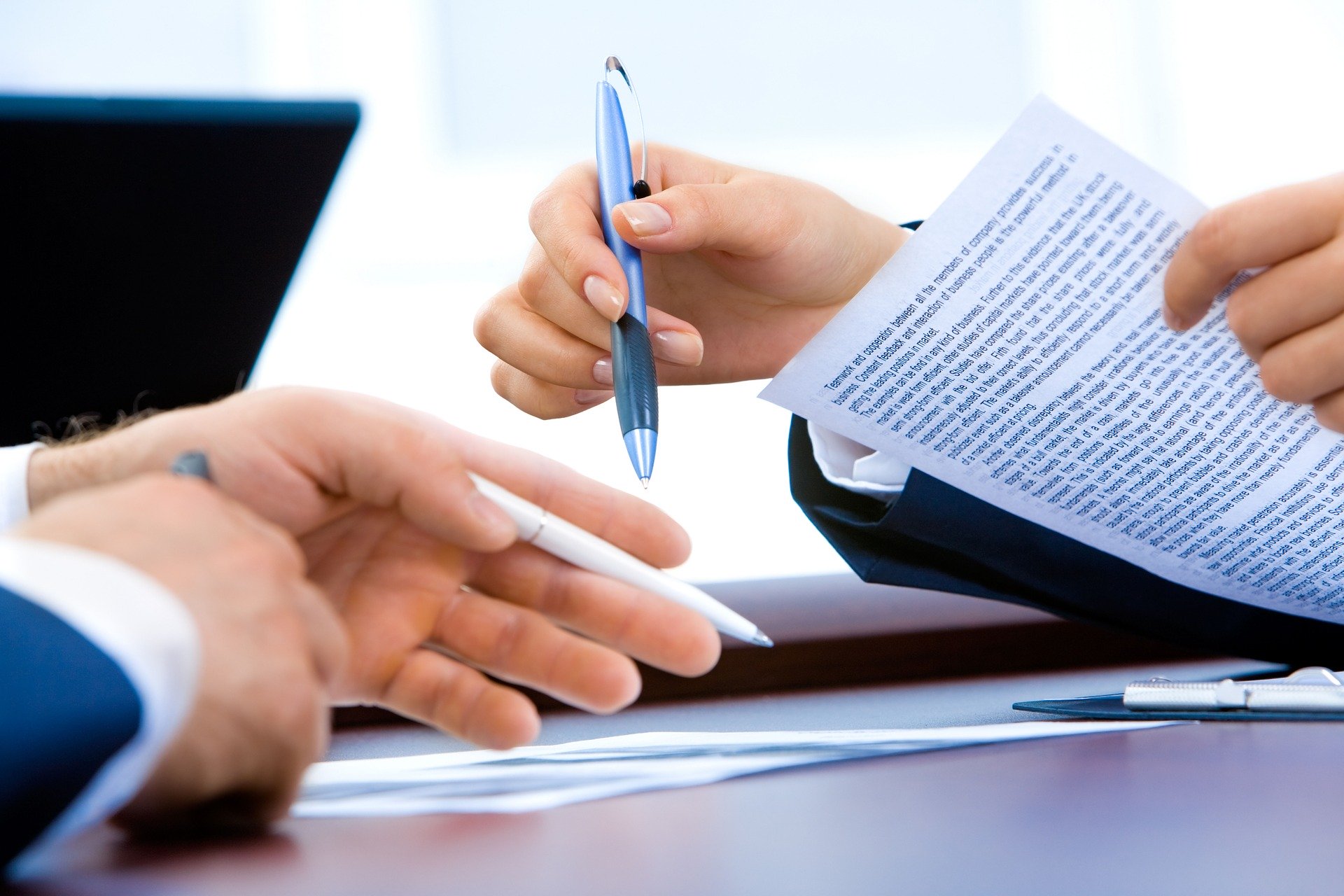 avocat qui prend des notes dans un livre avec un client